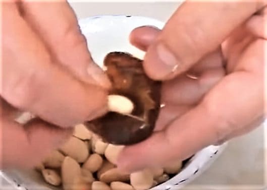 datiles con bacon metiendo la almendra