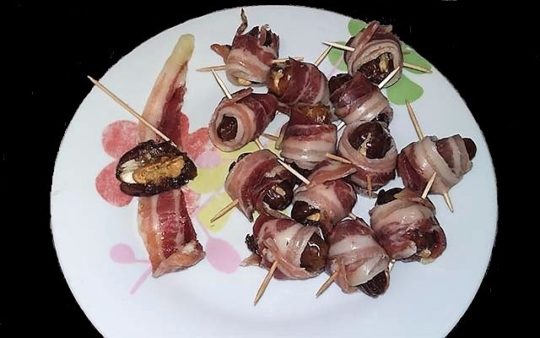 datiles con bacon pinchado en palillo