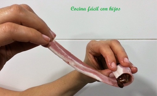 datiles con bacon, enrrollando el bacon