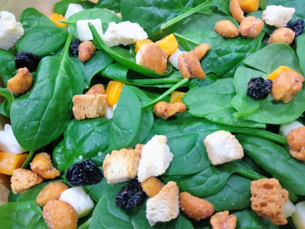 ensalada de espinacas, ensalada con los toppins