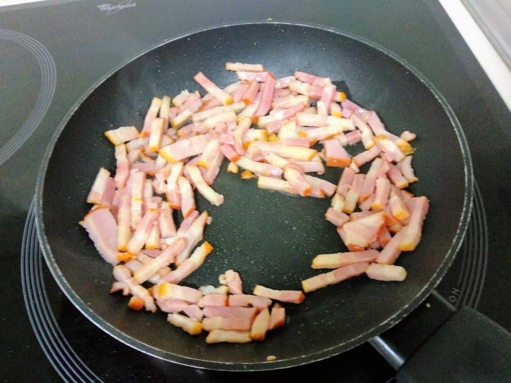 ensalada de espinacas, tostando el bacón