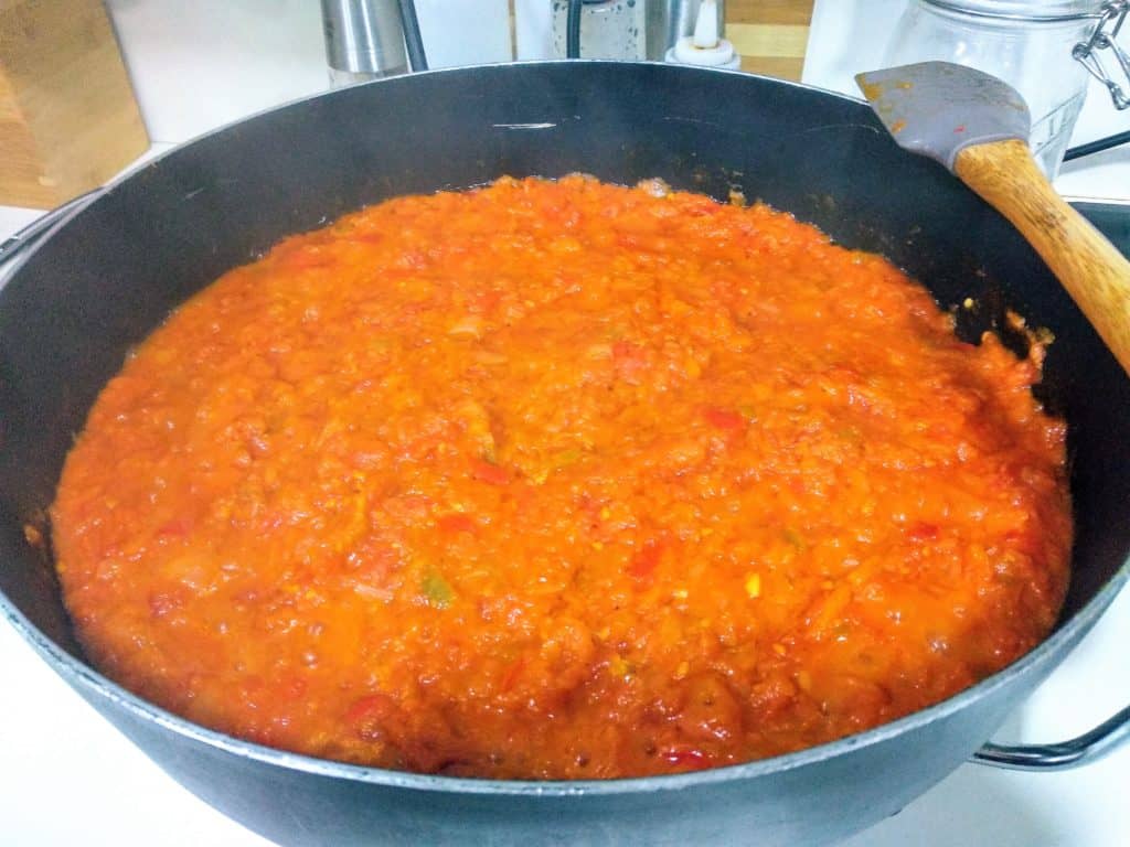 pisto extremeño pisto en paellera empezando a cocinarse