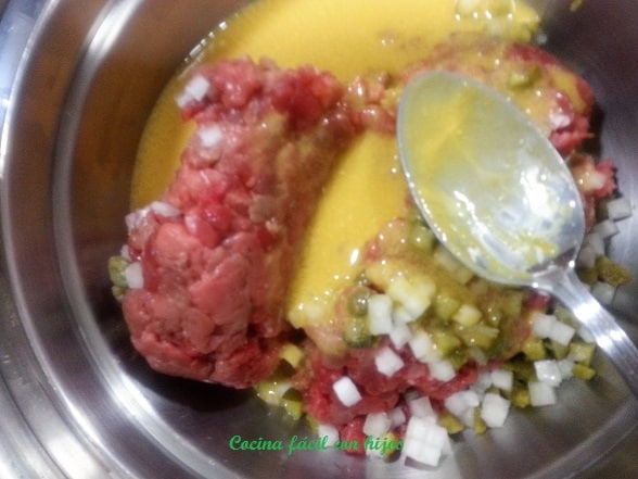 mezclando la salsa con el tartar