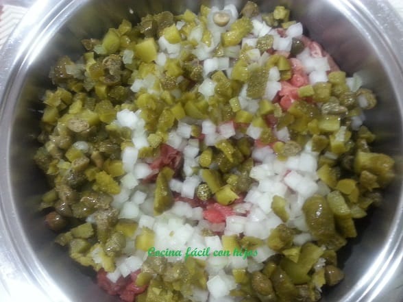 mezclando carne y hortalizas