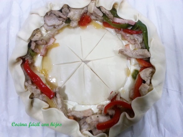 pizza de reyes haciendo rosco