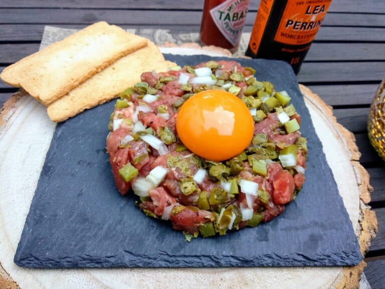 steak tartar receta, plato terminado entrada