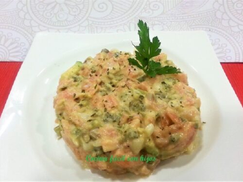 tartar de salmón, plato terminado foto entrada