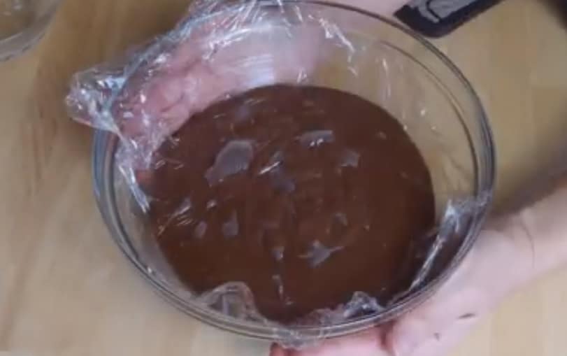crema de chocolate, con papel film