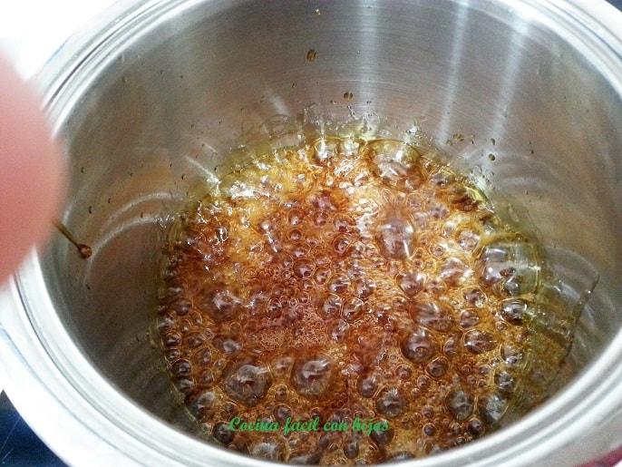 como hacer caramelo liquido, caramelo líquido dorándose
