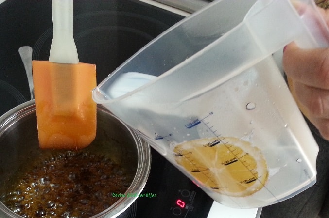 Echando agua al caramelo liquido
