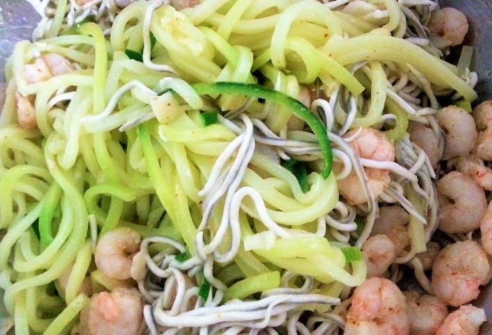 espaguetis de calabacín con gambas, plato terminado foto receta
