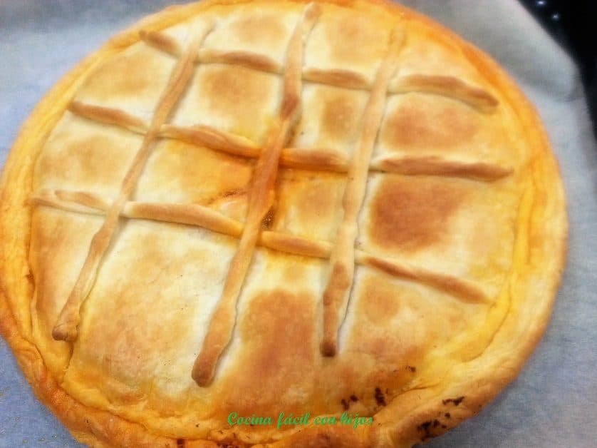 empanada de atún con hojaldre,empanada hecha, presentación de la receta