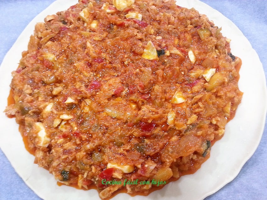 empanada de atún con hojaldre colocando el relleno