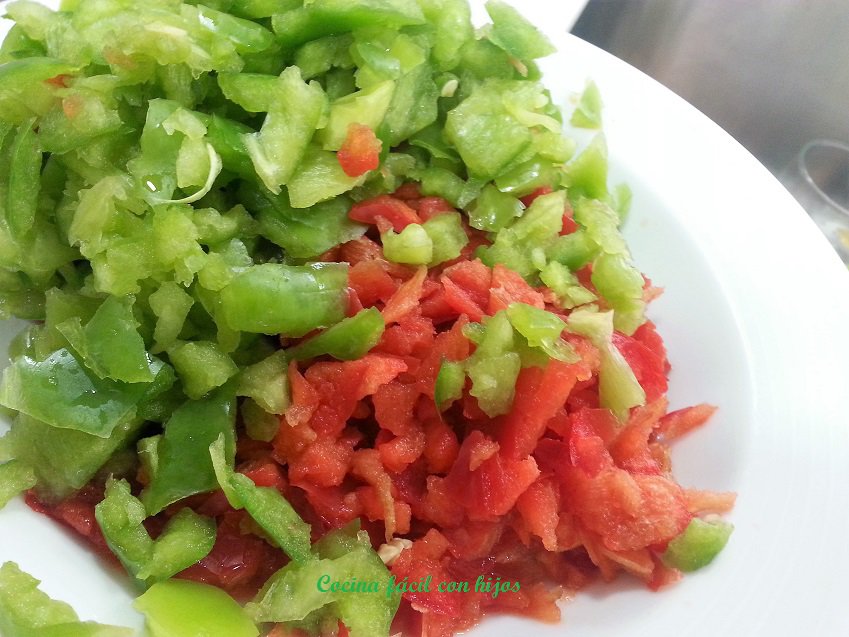 empanada de atun con hojaldre, picando verduras