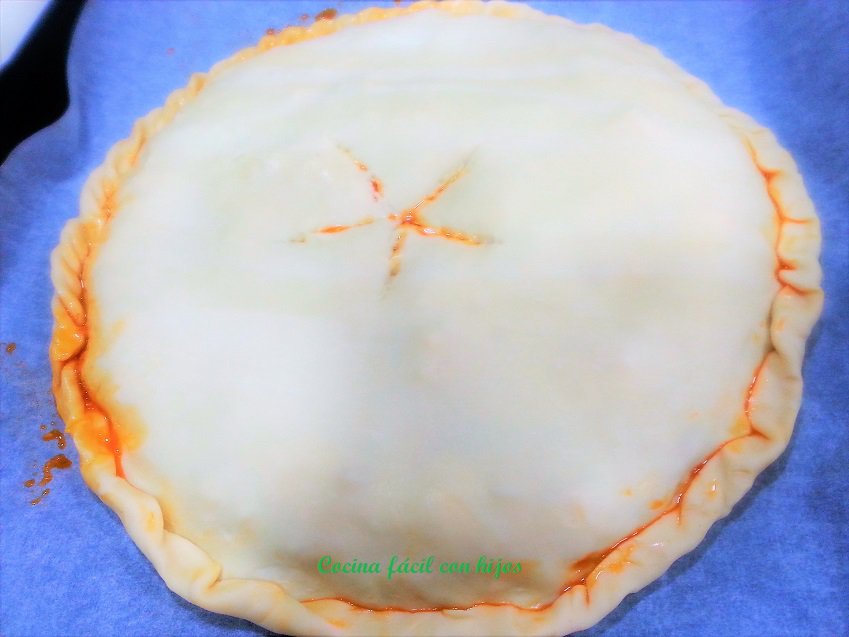 empanada de atun con hojaldre montando la empanada