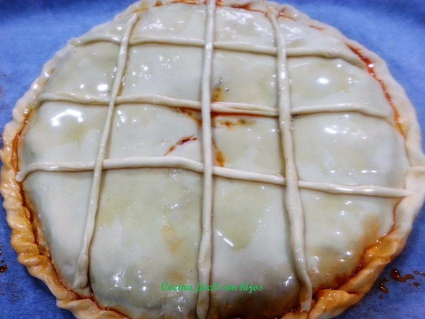 empanada de atun con hojaldre, decorando