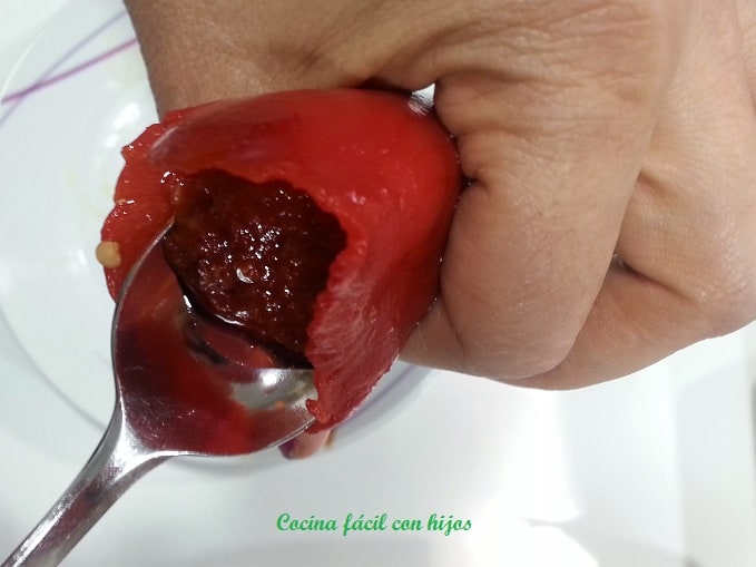 rellenando los pimientos