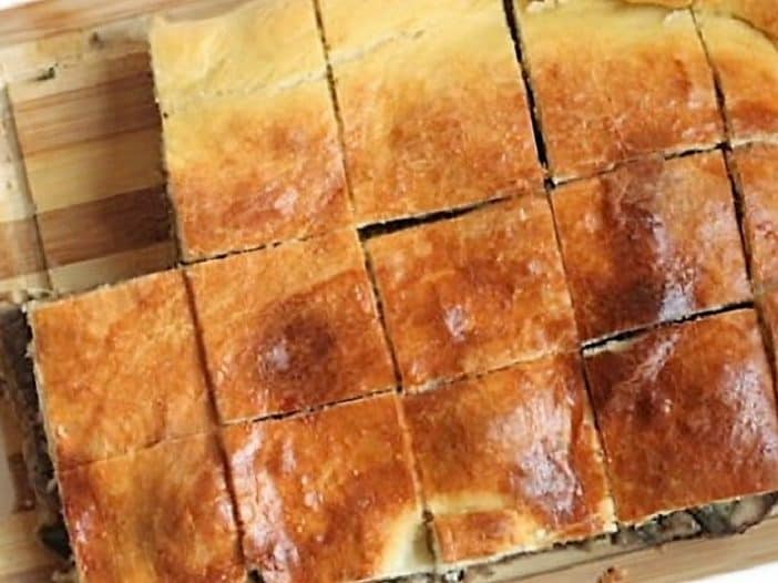 empanada gallega de carne montando la empanada