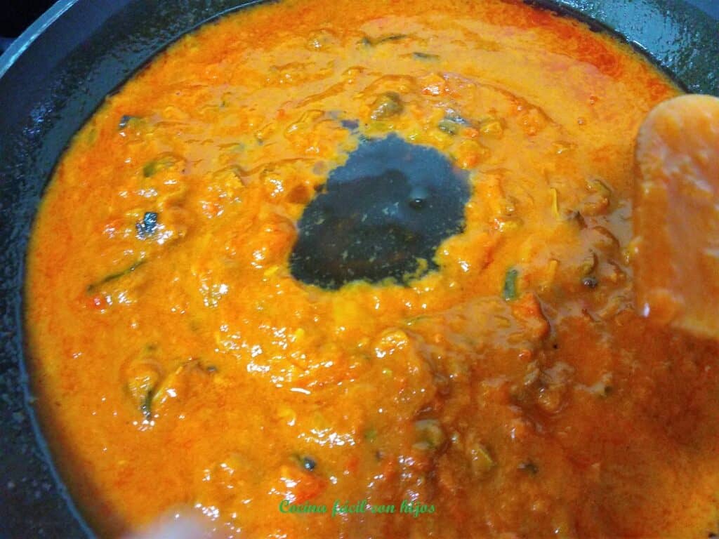 incorporando el vino y la salsa de ostras