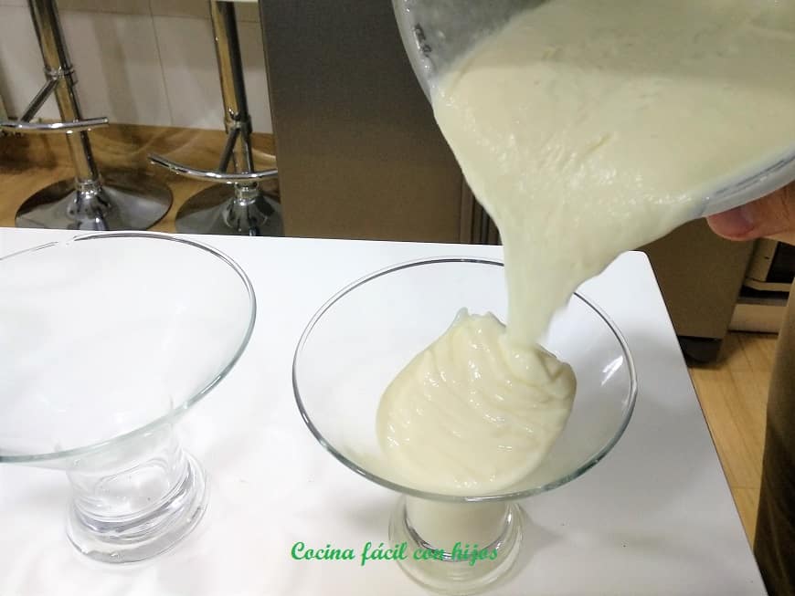 Sirviéndo la crema de limón