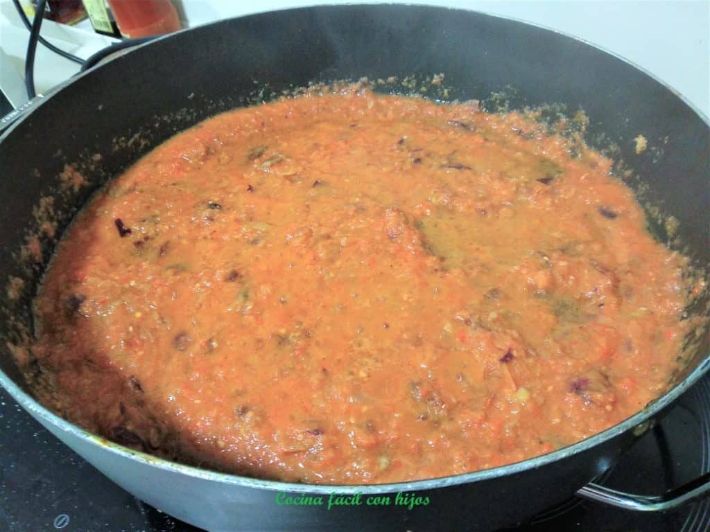 receta de muslos de pavo haciendo la salsa con el tomate