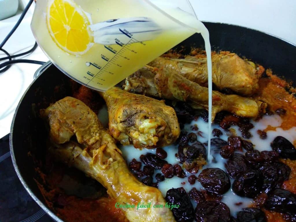 receta de muslos de pavo, añadiendo el caldo y ciruela