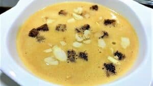 sopa de almendras, plato presentación entrada