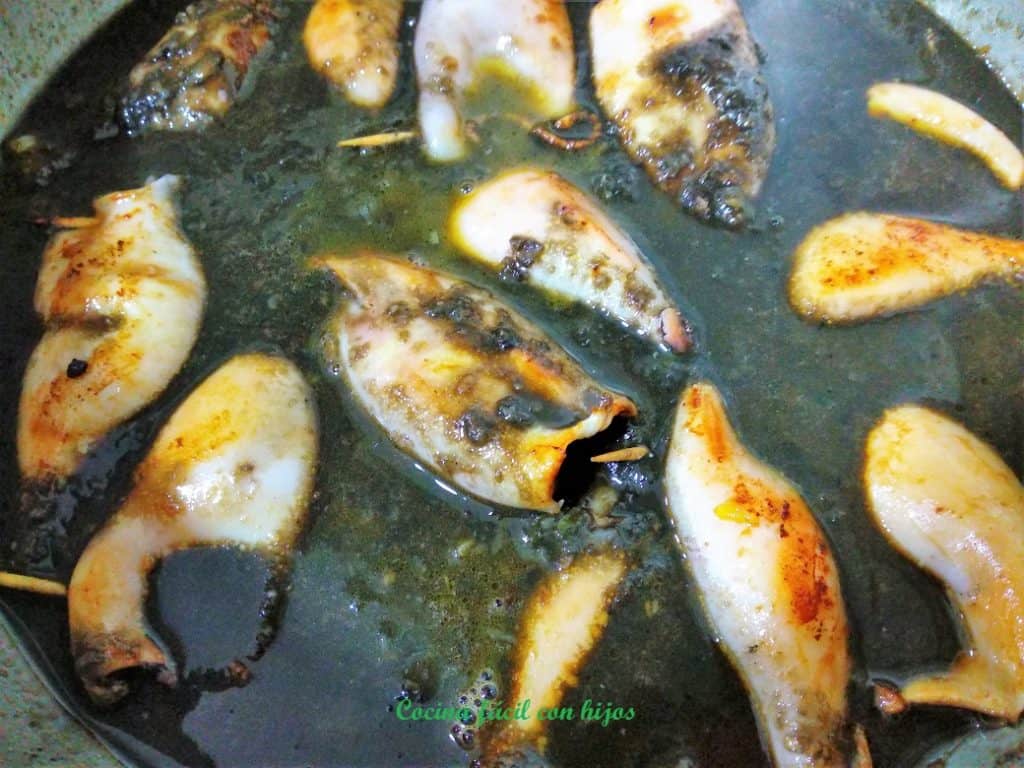 chipirones en su tinta, chipirones cocinándose