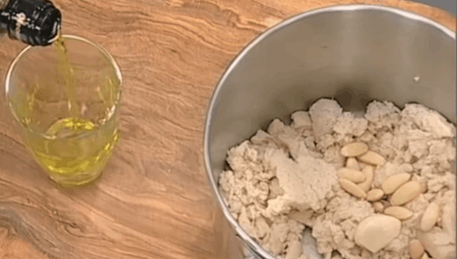 mazamorra cordobesa añadiendo el aceite a los ingredientes