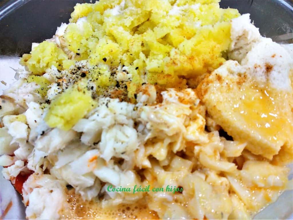 pudín de pescado ingredientes en un bol