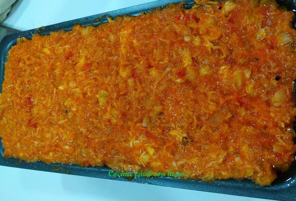 pudín de pescado llenando molde