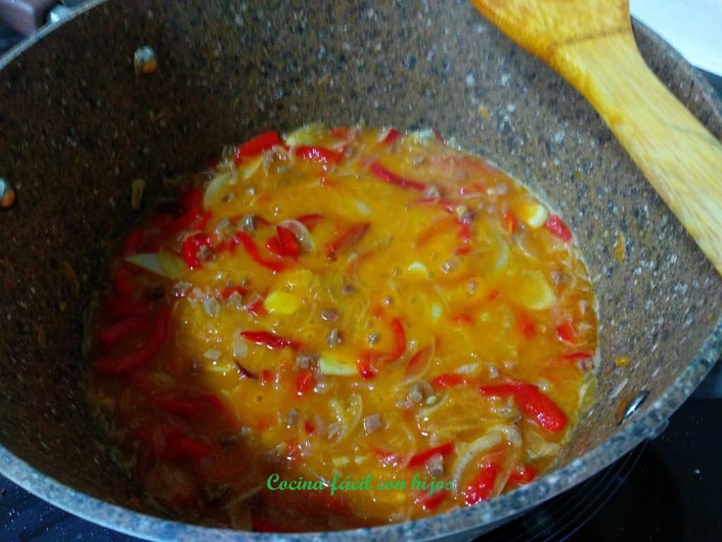 setas con almejas haciendo la salsa