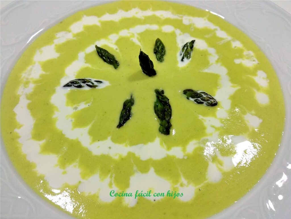 crema de espárragos plato terminado, receta