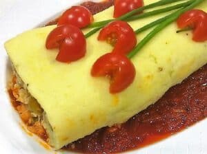 brazo de patata relleno, plato terminado. Foto entrada