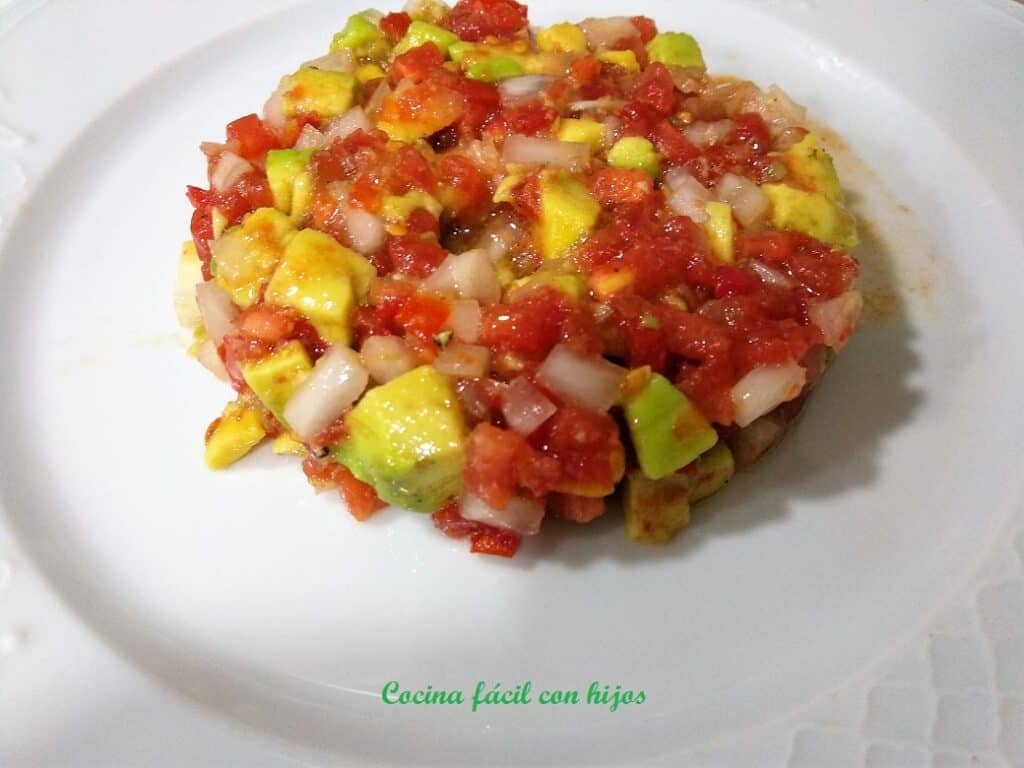 aliñamos la ensalada y emplatamos