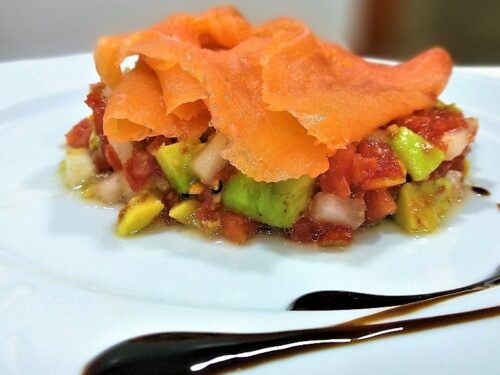 ensalada de salmón ahumado, plato terminado entrada