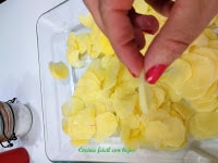 merluza a la bilbaina cortando patatas