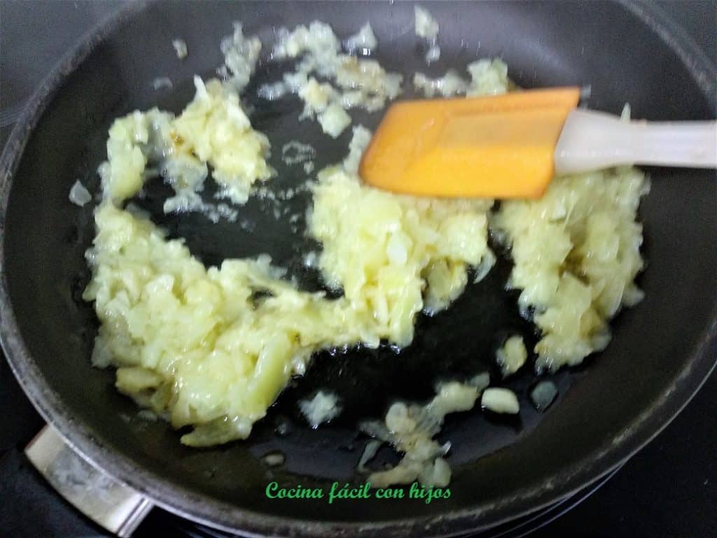 moussaka de calabacín, sofrito de cebolla y ajo