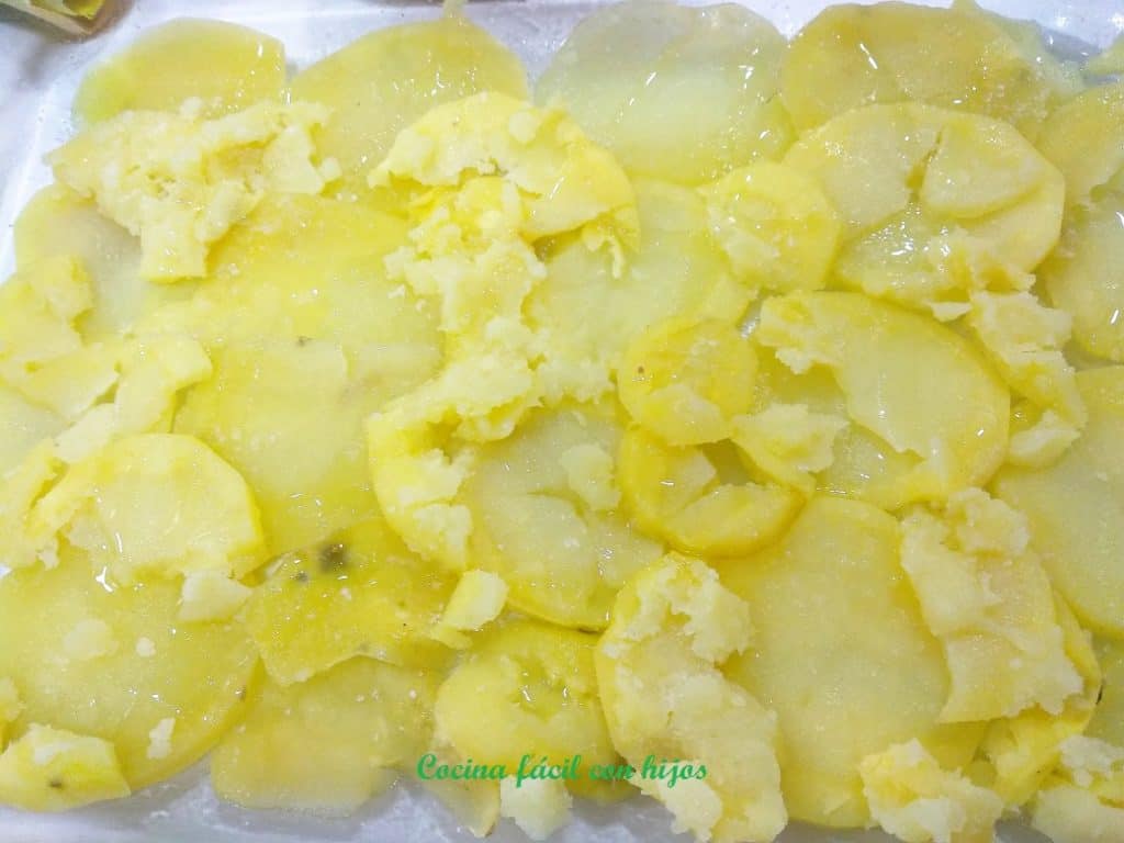 moussaka de calabacín, montando primera capa de patatas