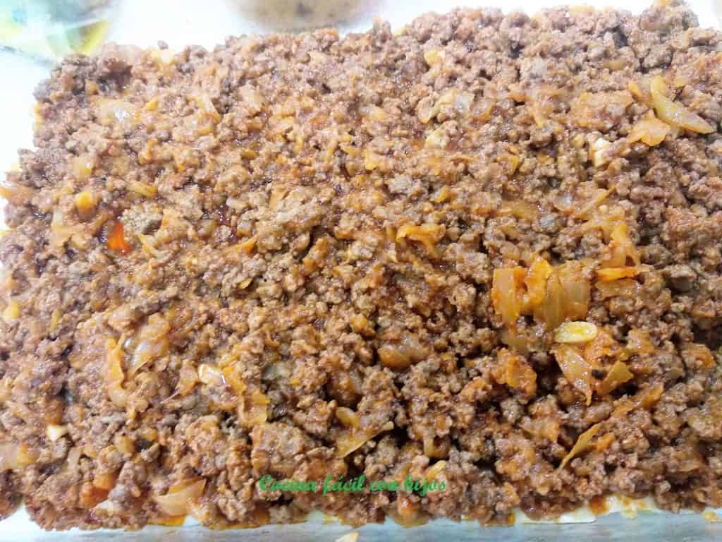 moussaka con capa de carne picada