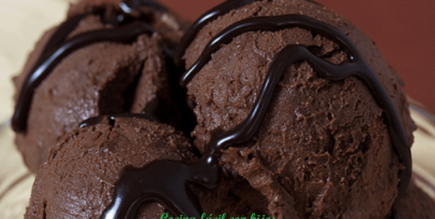Helado casero de chocolate con sirope de chocolate