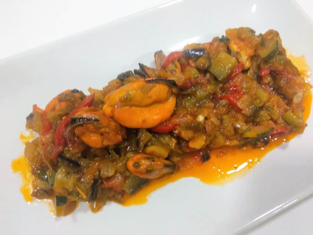 mejillones con pisto, plato terminado, receta