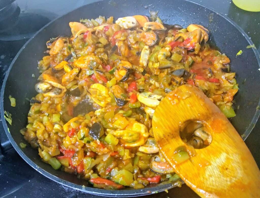 mejillones con pisto, sofrito con mejillones