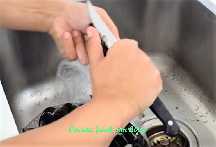 mejillones con pisto, limpiando mejillones