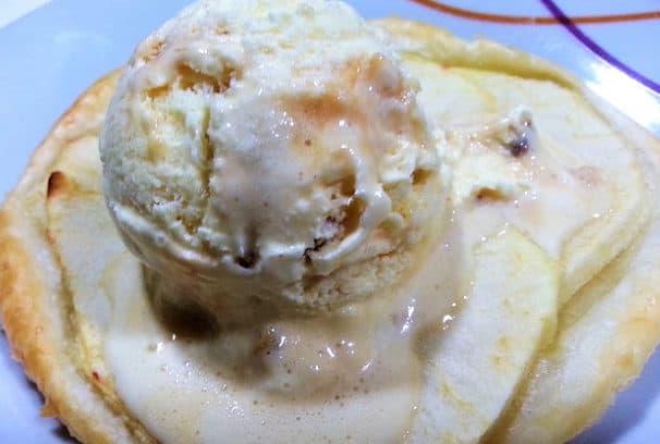 helado casero presentado sobre tarta de manzana