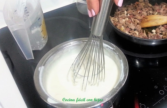 bechamel para croquetas moviendo bechamel