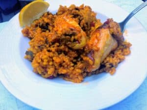 arroz con pollo, arroz terminado emplatado foto receta
