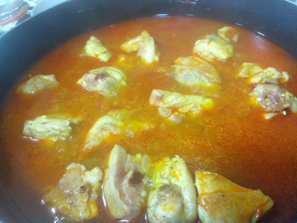 arroz con pollo, cociendo todos los ingredientes