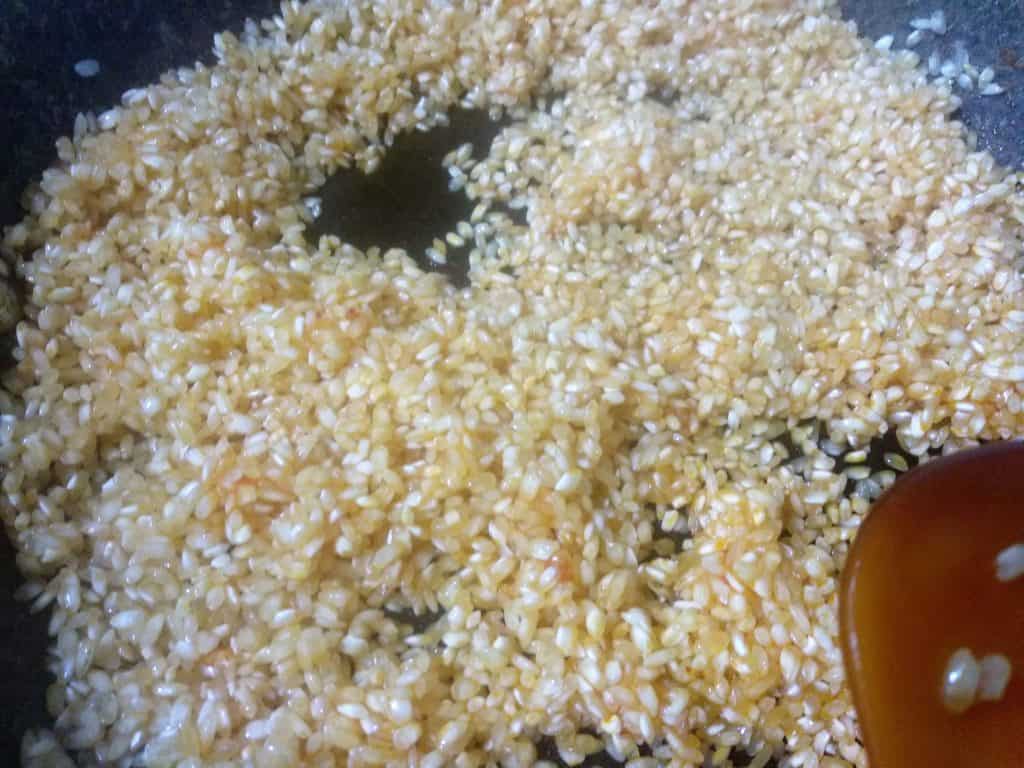 arroz con pollo, tostando el arroz