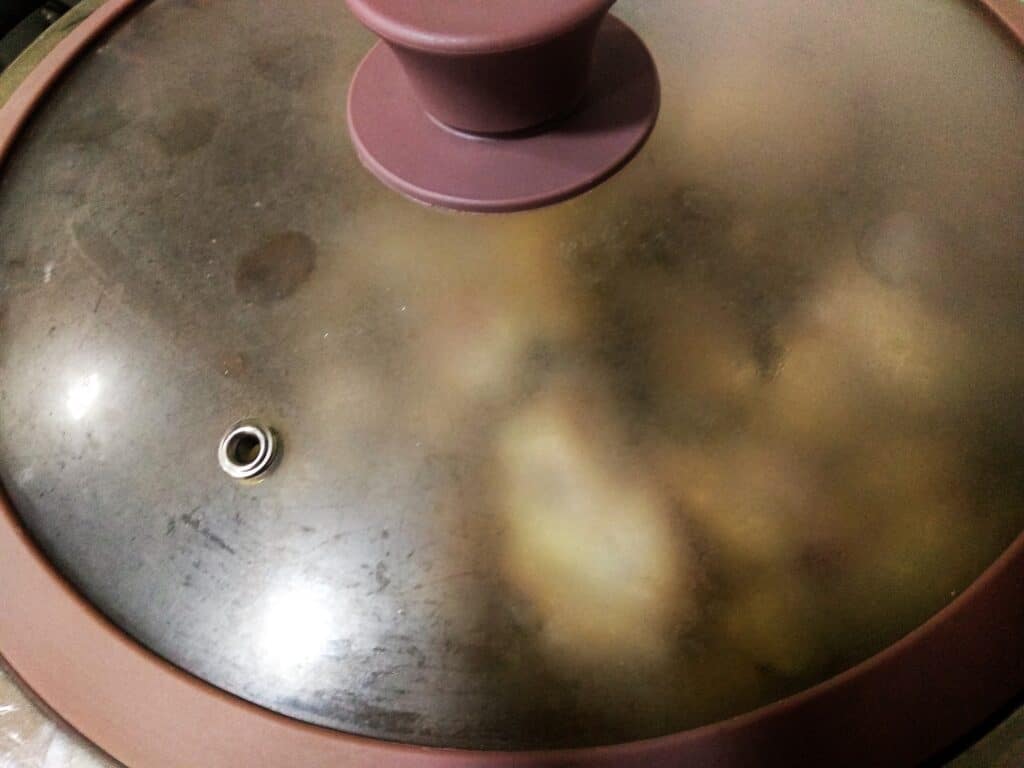 pollo al ajillo cocinando guiso